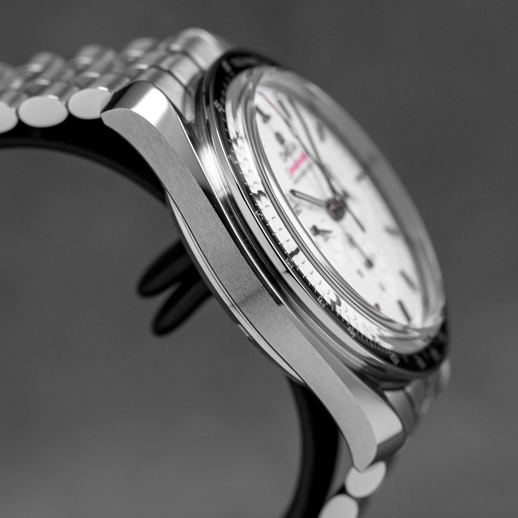 SPEEDMASTER MOONWATCH SAPPHIRE WHITE DIAL (2025)