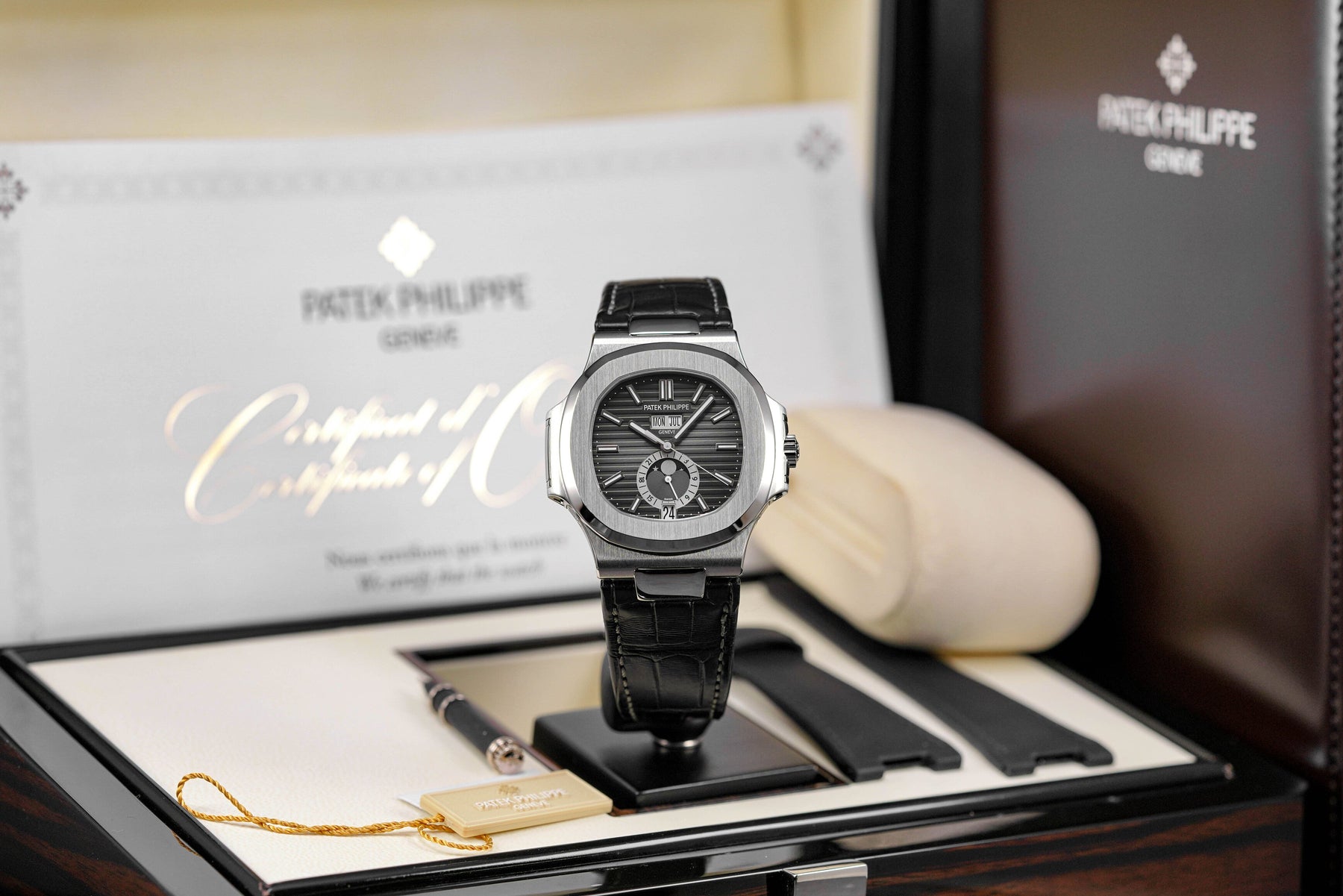 NAUTILUS 5726A ANNUAL CALENDAR MOONPHASE (2020)