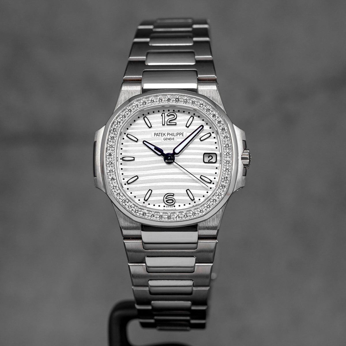 harga patek philippe nautilus 7010/1g