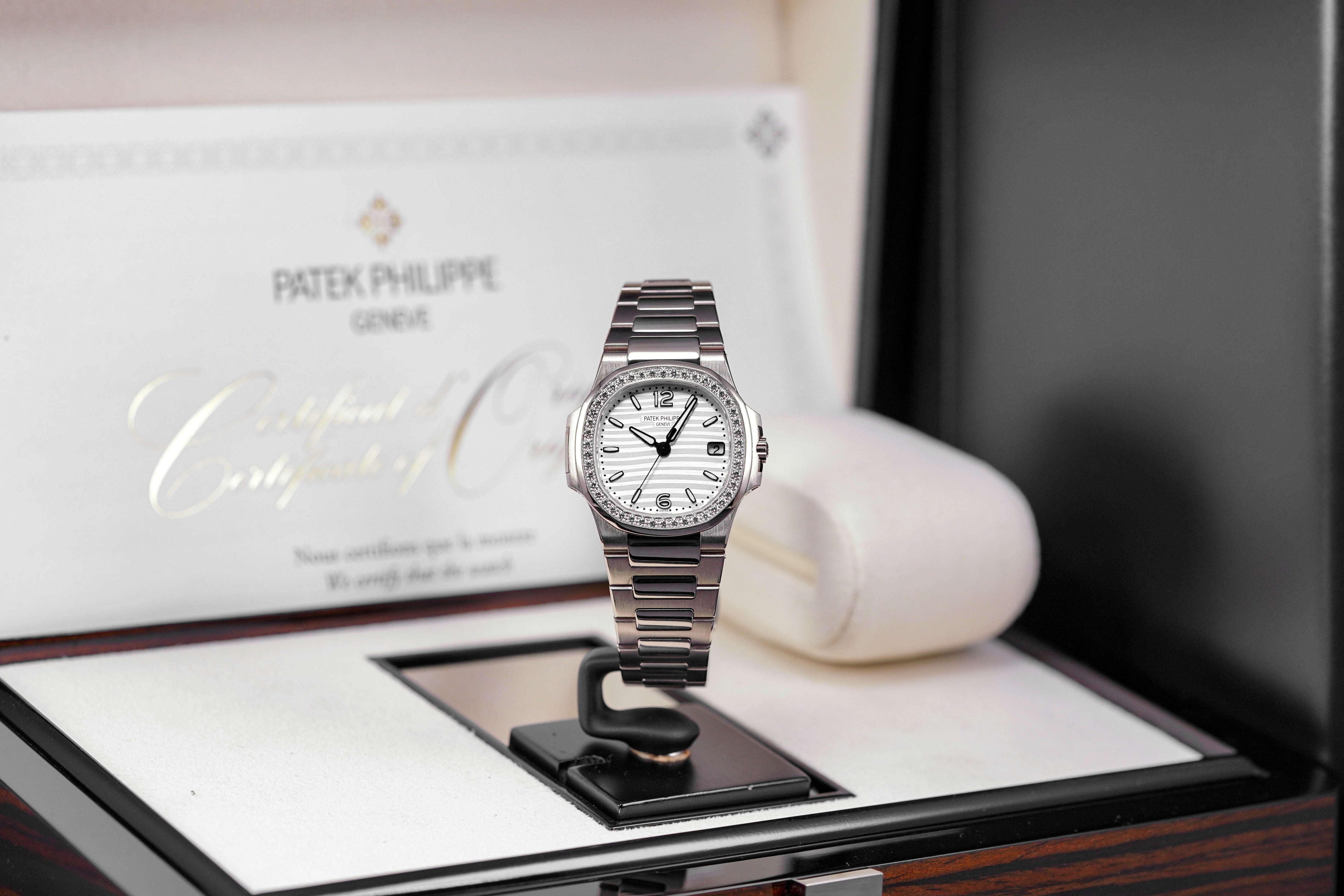 harga patek philippe nautilus 7010/1g