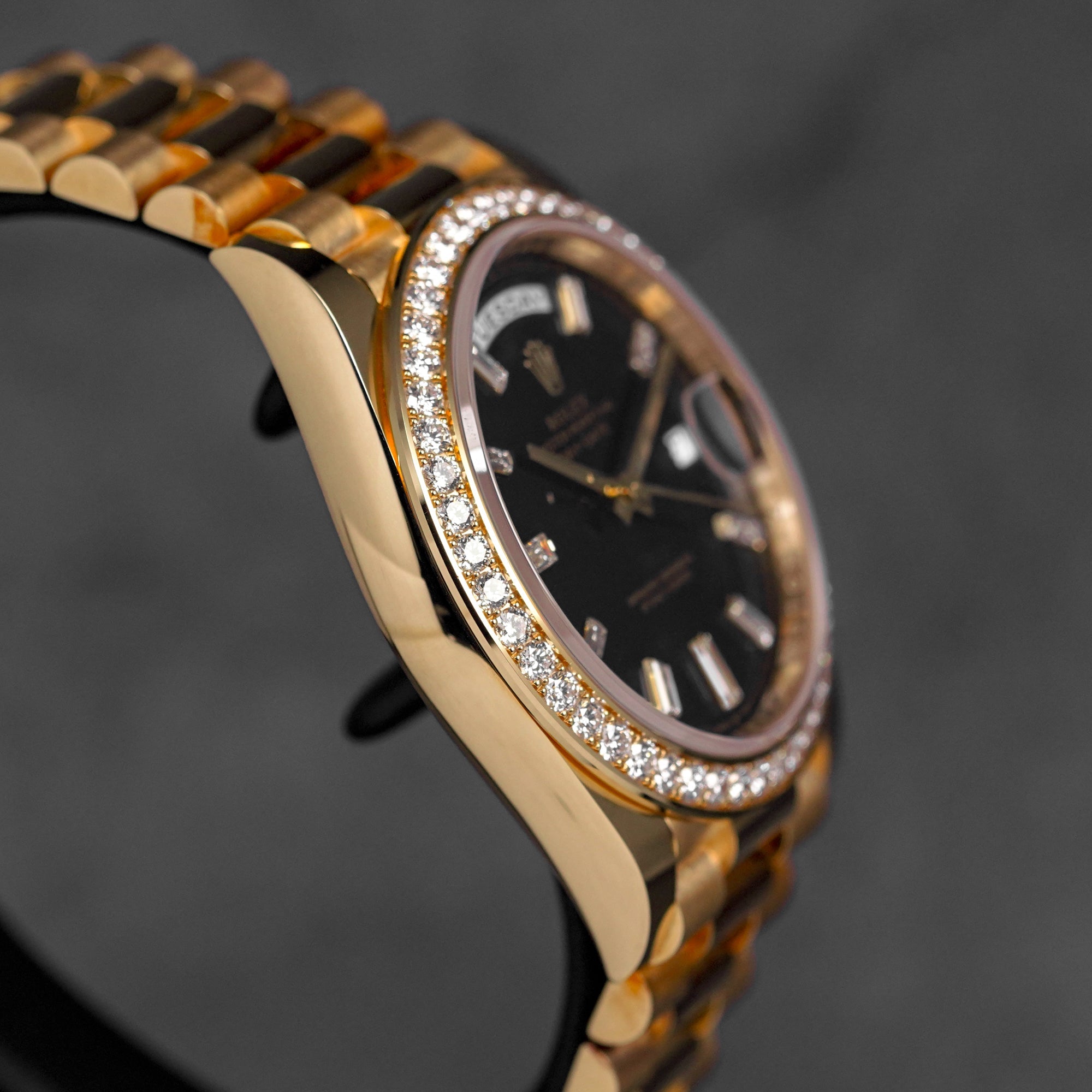 DAYDATE 40MM YELLOWGOLD BLACK DIAMOND BAGUETTE DIAL DIAMOND BEZEL (2021)