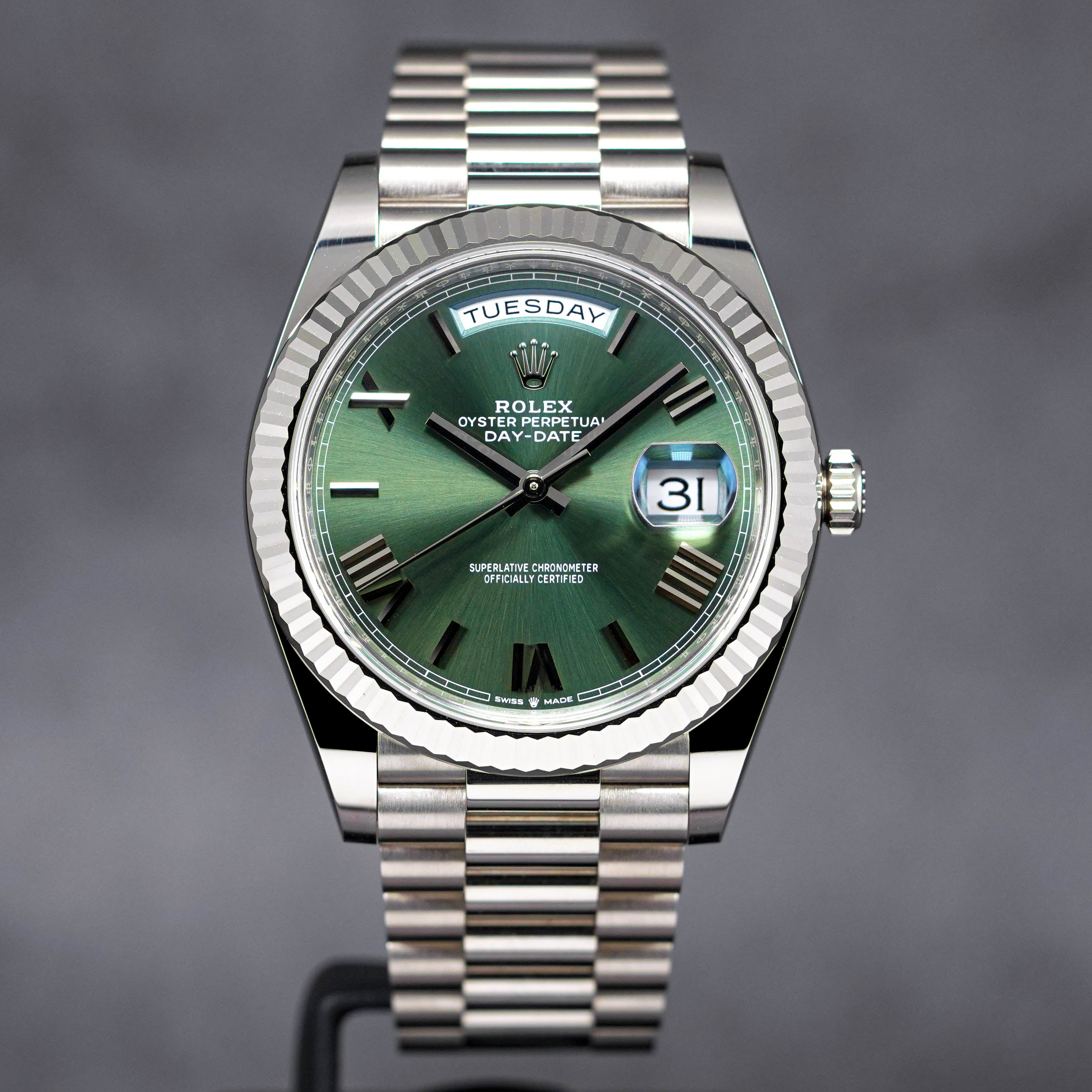 ROLEX DAYDATE 40MM WHITEGOLD OLIVE GREEN DIAL (2022) - OMNILUXE