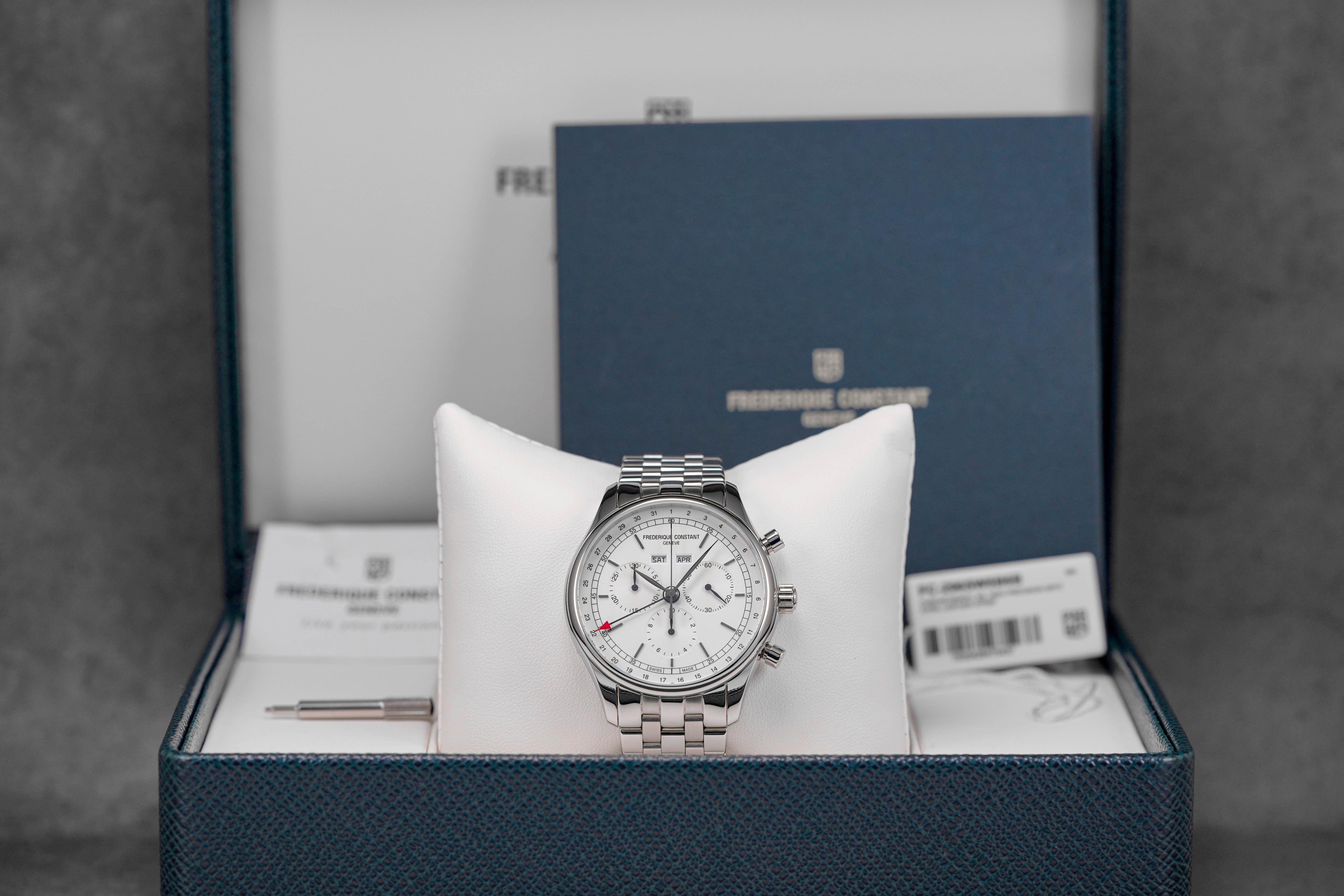 CLASSICS QUARTZ CHRONOGRAPH TRIPLE CALENDAR STEEL SILVER DIAL