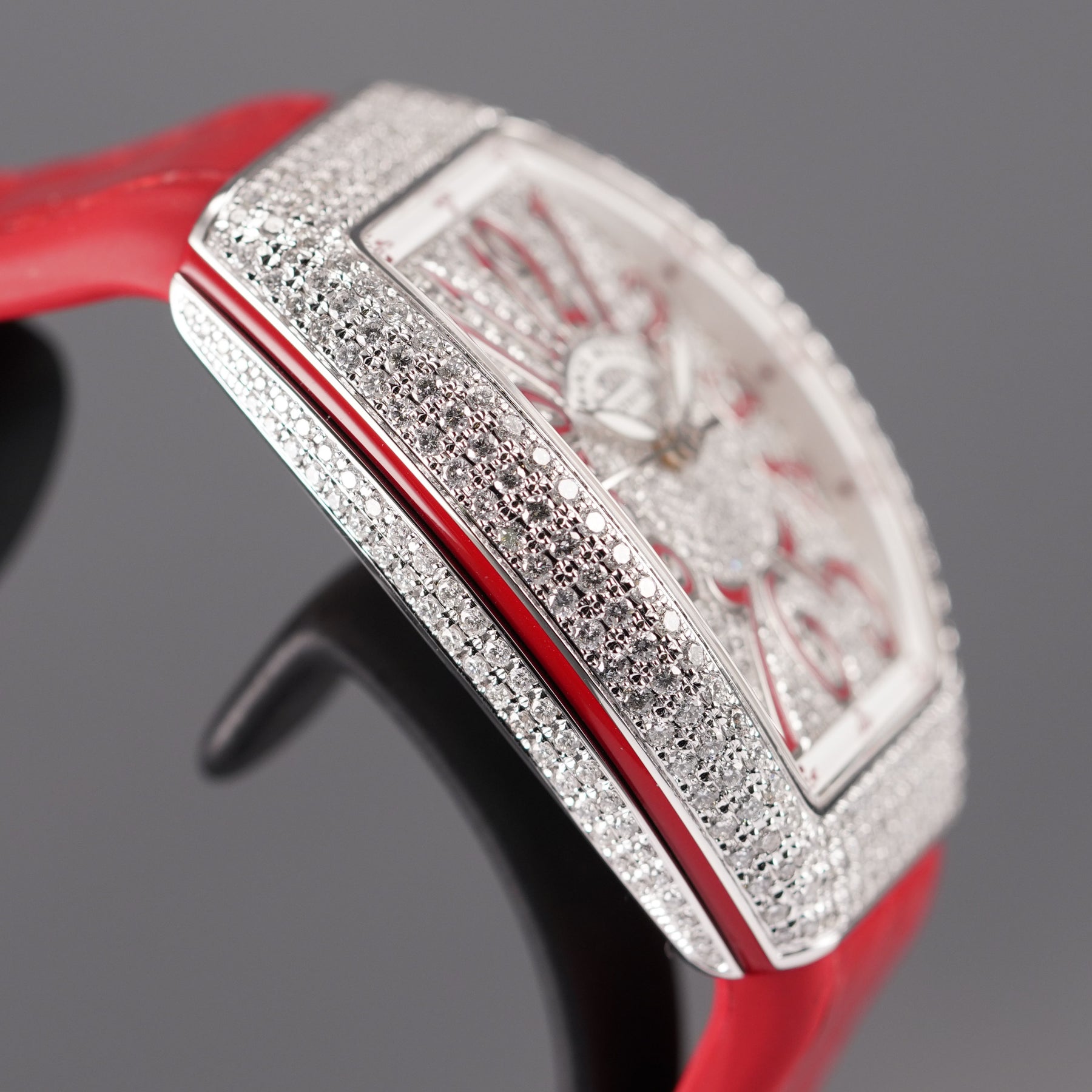 V32 RED DIAMOND DIAL (2023)