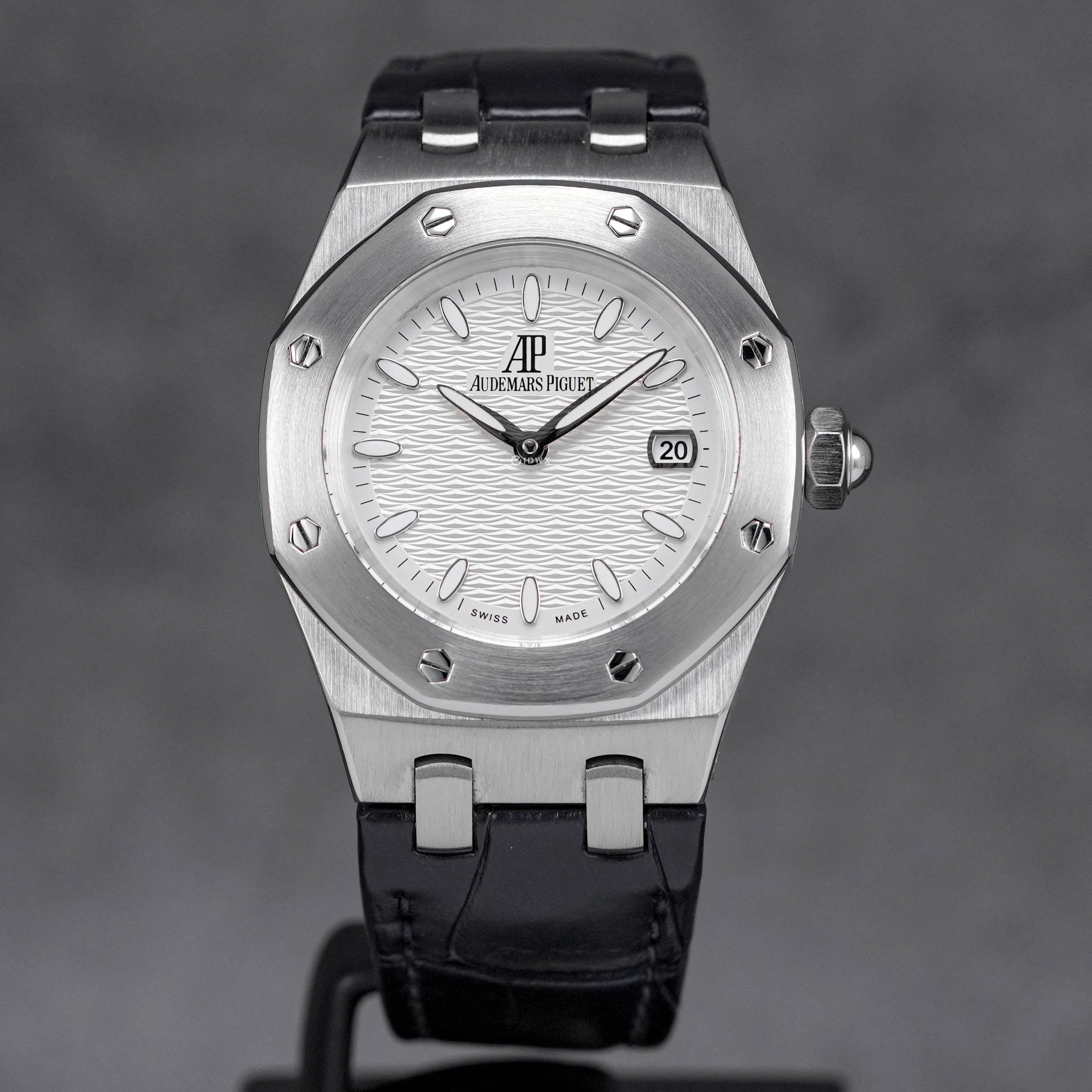audemars-piguet-royal-oak-33mm-67600st-white-dial-with-black-leather