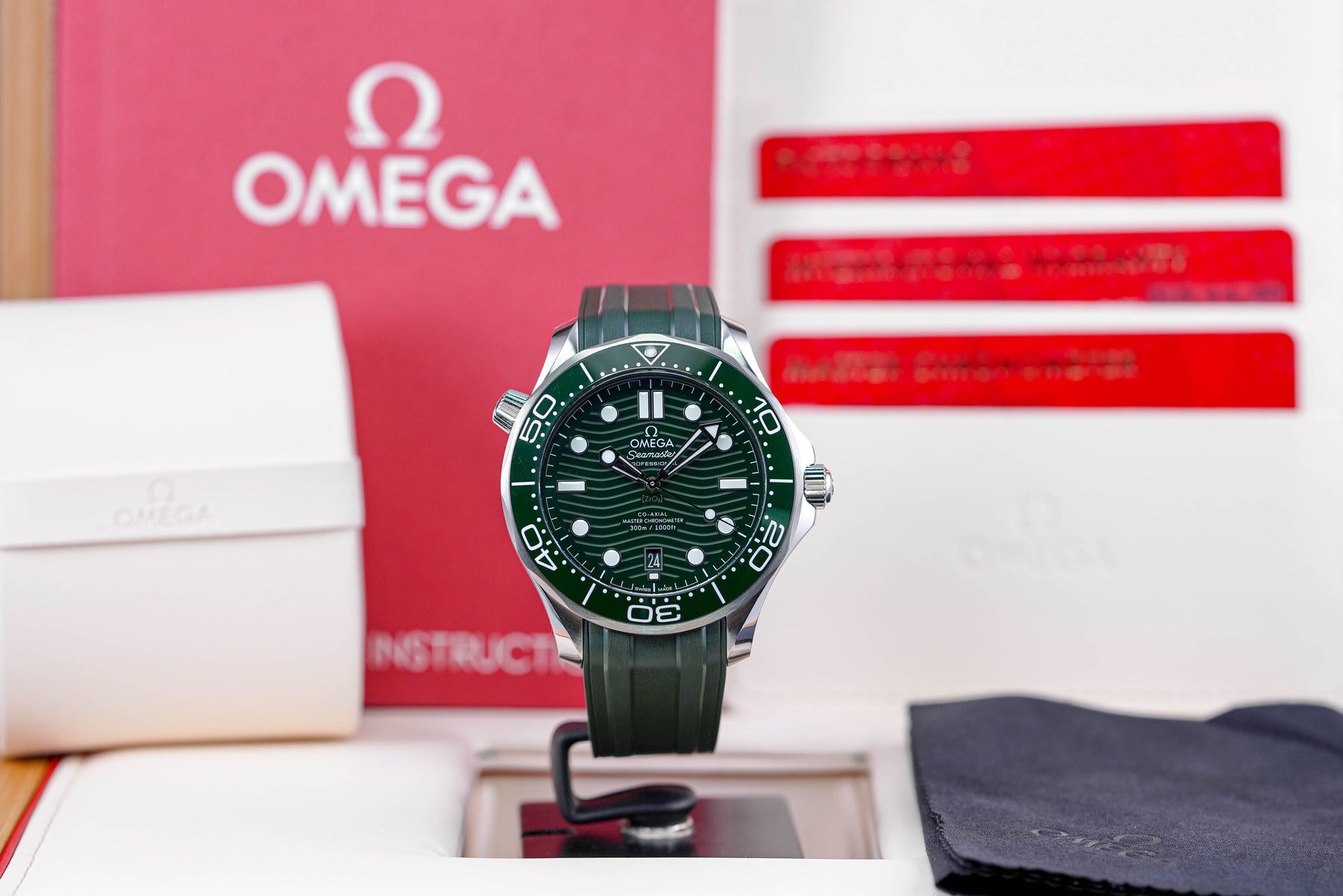SEAMASTER DIVER 300 GREEN DIAL RUBBER STRAP (2025)