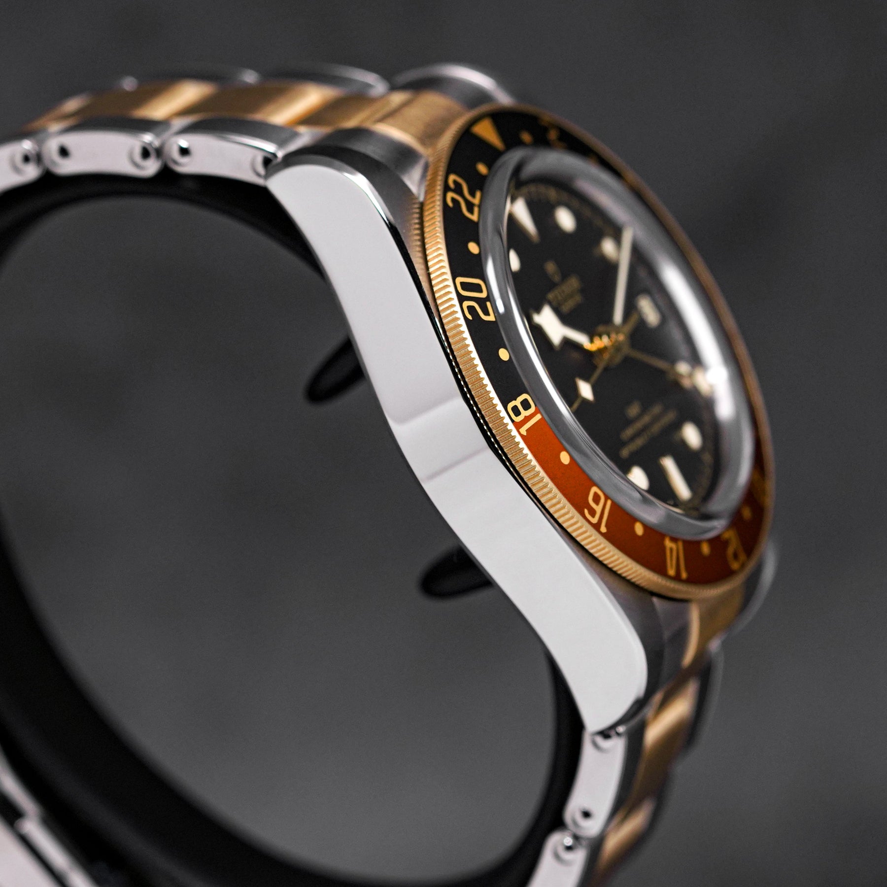HERITAGE BLACK BAY GMT TWOTONE YELLOWGOLD BLACK DIAL (2024)