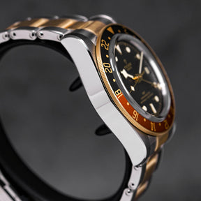 HERITAGE BLACK BAY GMT TWOTONE YELLOWGOLD BLACK DIAL (2024)