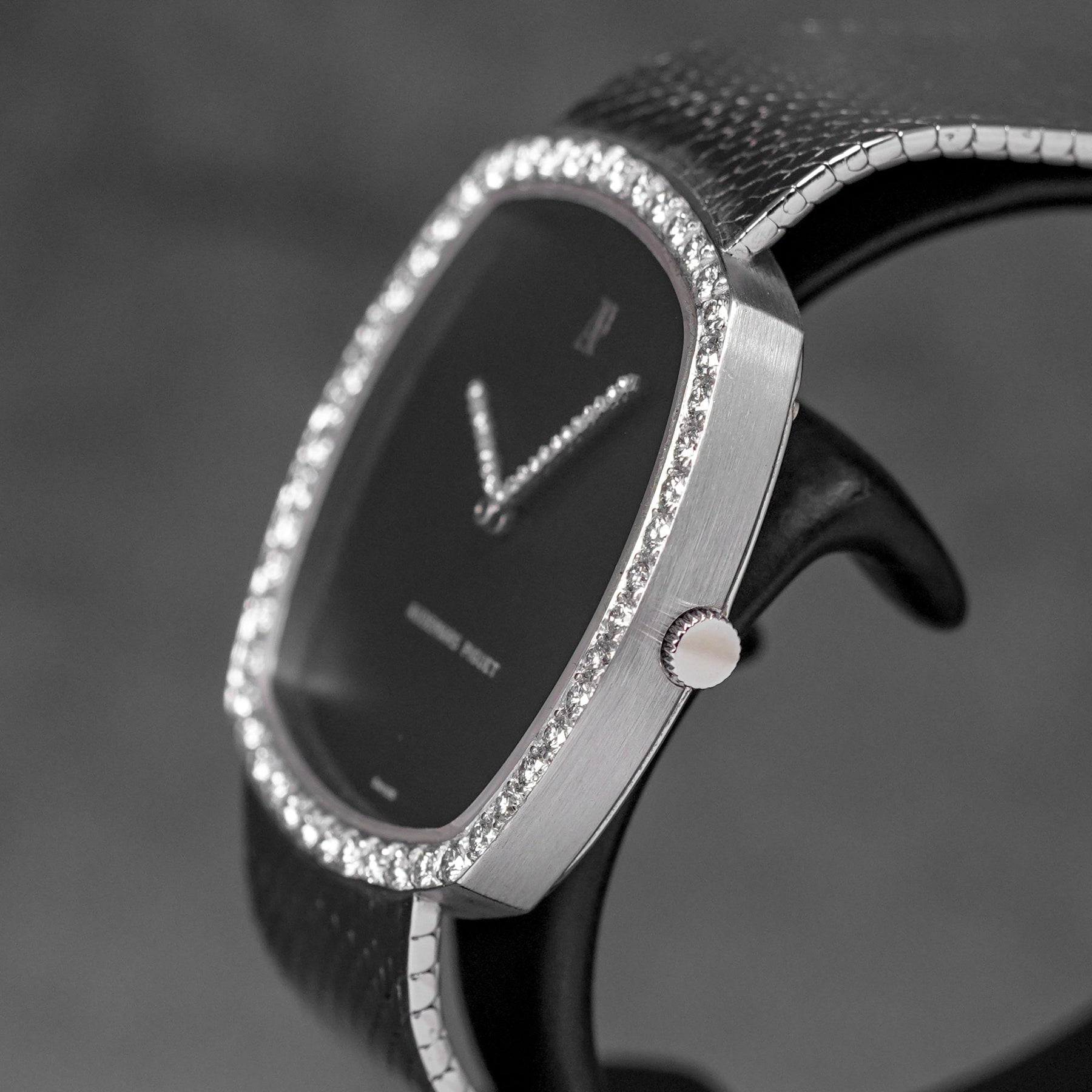 TONNEAU WHITEGOLD BLACK DIAL DIAMOND BEZEL (WATCH ONLY)