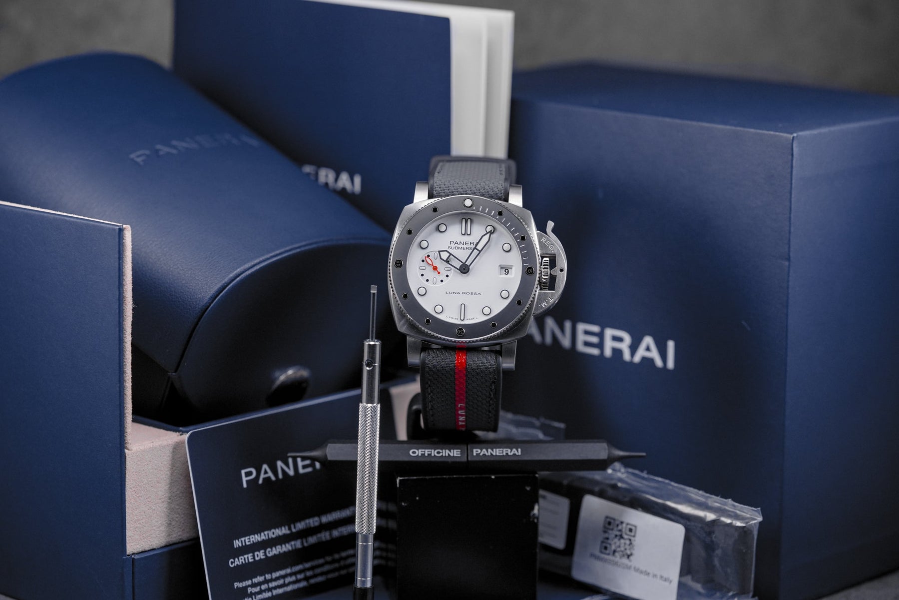 SUBMERSIBLE LUNA ROSSA 42MM WHITE DIAL PAM 1579 (2026)