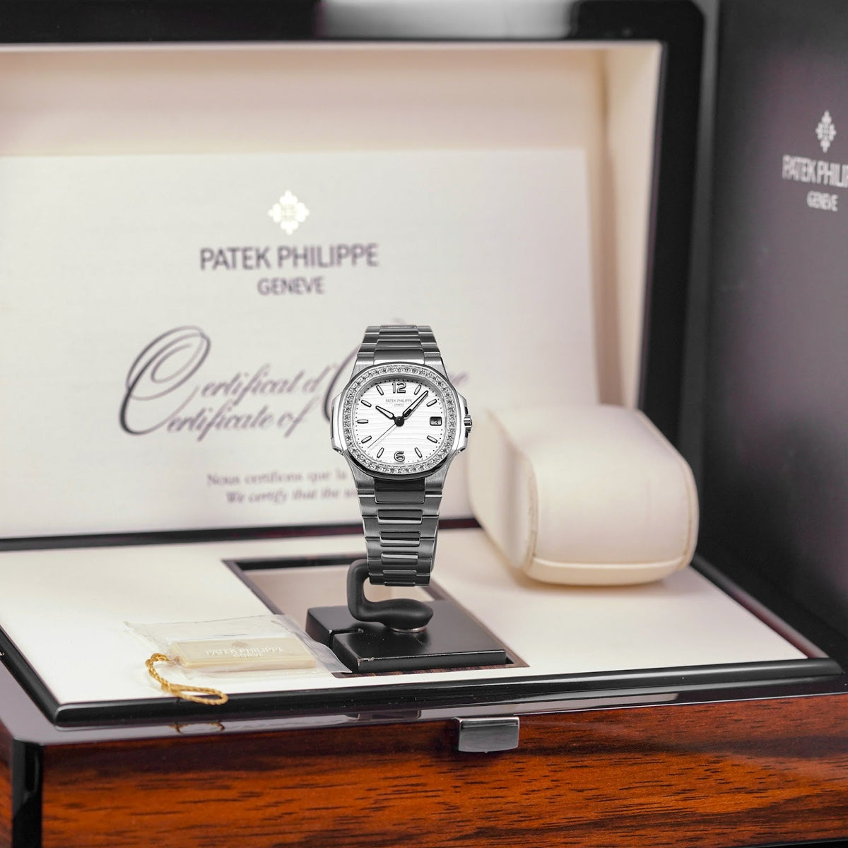 harga patek philippe nautilus 7010/1g
