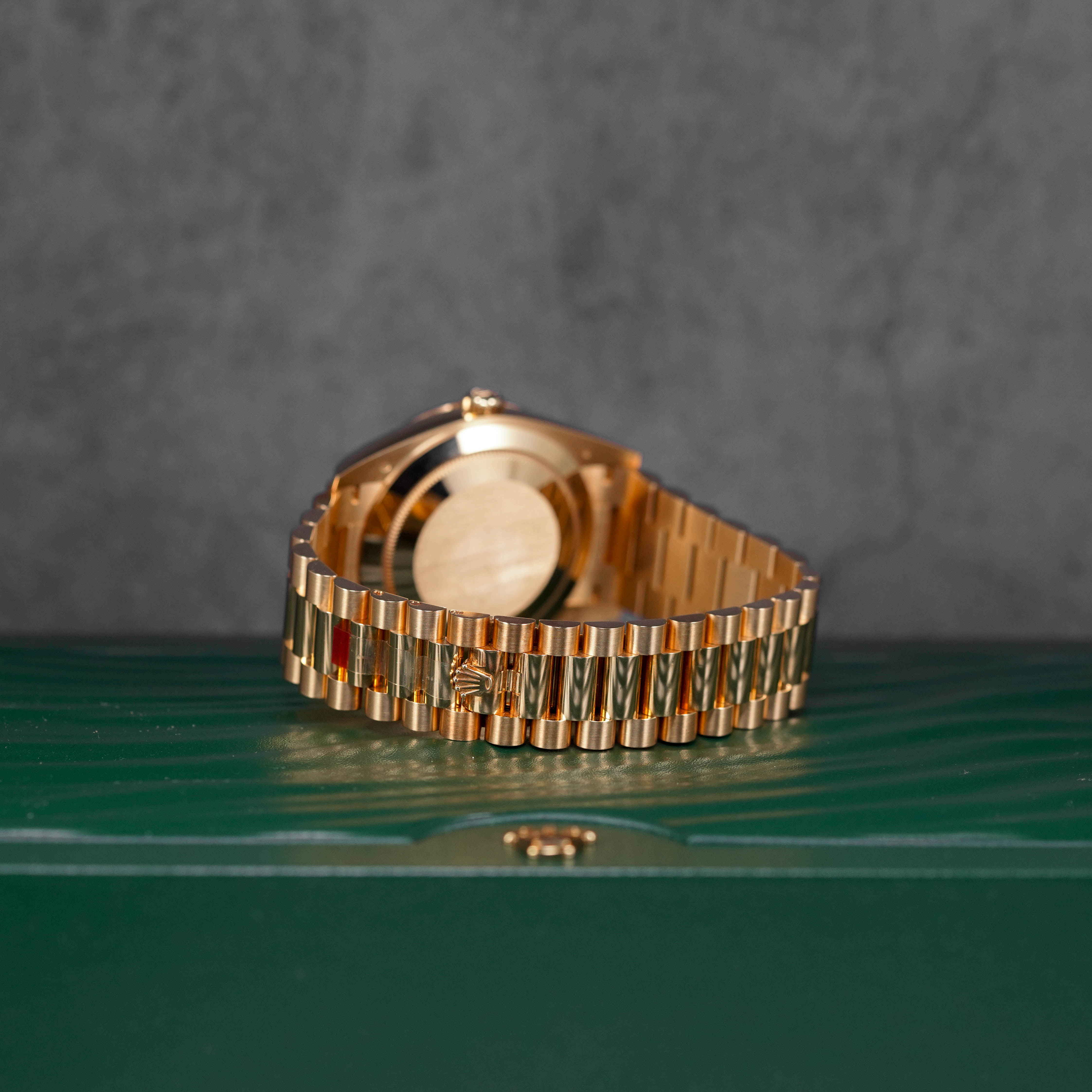 DAYDATE 40MM YELLOWGOLD BLACK DIAMOND BAGUETTE DIAL DIAMOND BEZEL (2021)
