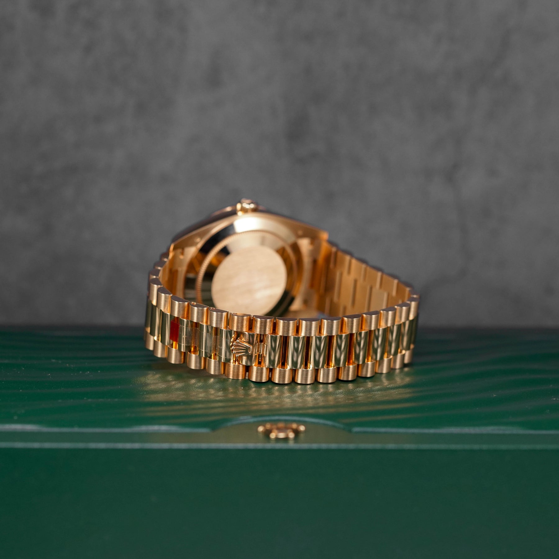 DAYDATE 40MM YELLOWGOLD BLACK DIAMOND BAGUETTE DIAL DIAMOND BEZEL (2021)