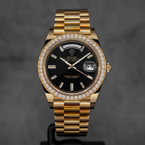 DAYDATE 40MM YELLOWGOLD BLACK DIAMOND BAGUETTE DIAL DIAMOND BEZEL (2021)