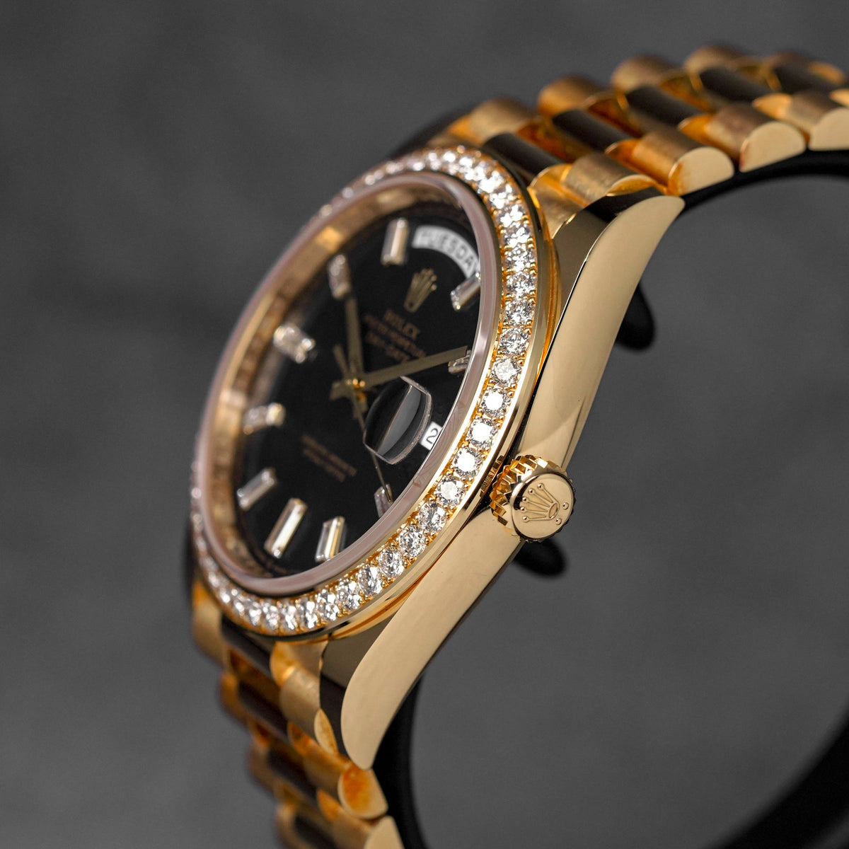 DAYDATE 40MM YELLOWGOLD BLACK DIAMOND BAGUETTE DIAL DIAMOND BEZEL (2021)