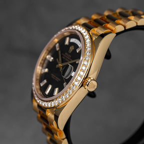DAYDATE 40MM YELLOWGOLD BLACK DIAMOND BAGUETTE DIAL DIAMOND BEZEL (2021)