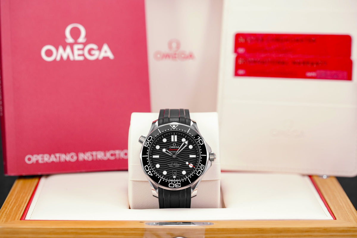 SEAMASTER DIVER 300 BLACK DIAL RUBBER STRAP (2026)