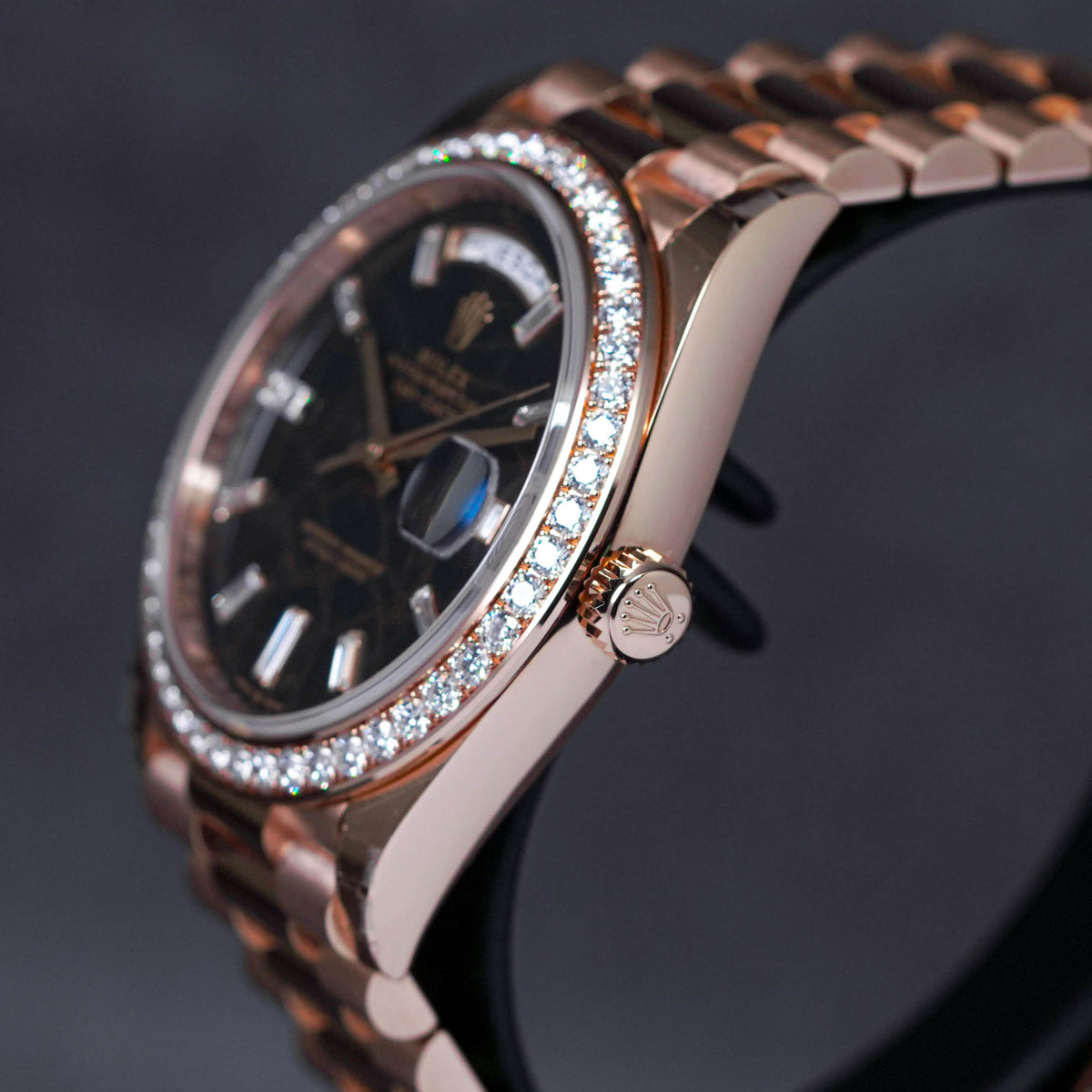 DAYDATE 40MM ROSEGOLD DIAMOND BEZEL EISENKIESEL BAGUETTE DIAL (2021)