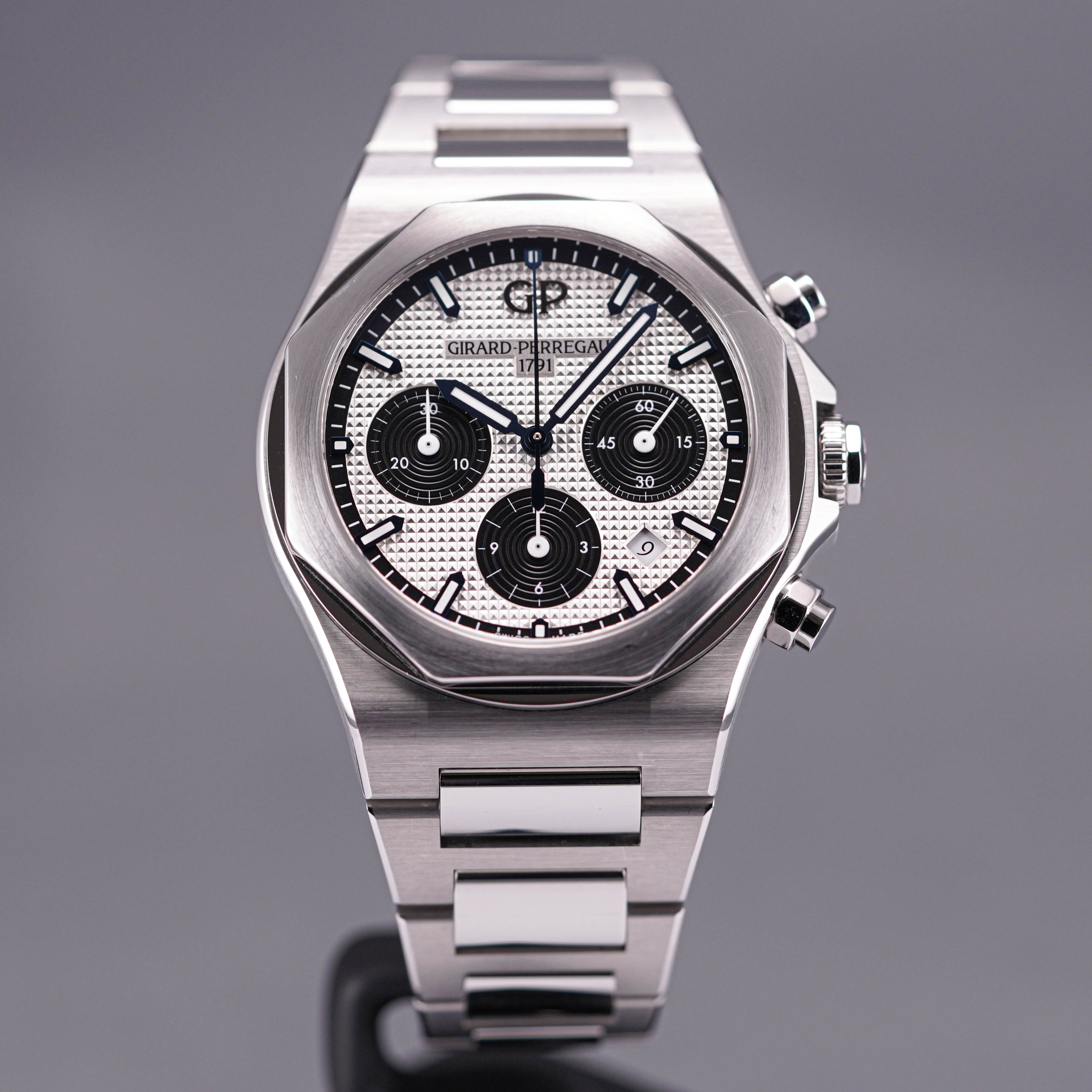 JAM TANGAN GIRARD PERREGAUX LAUREATO CHRONOGRAPH WHITE PANDA 2019